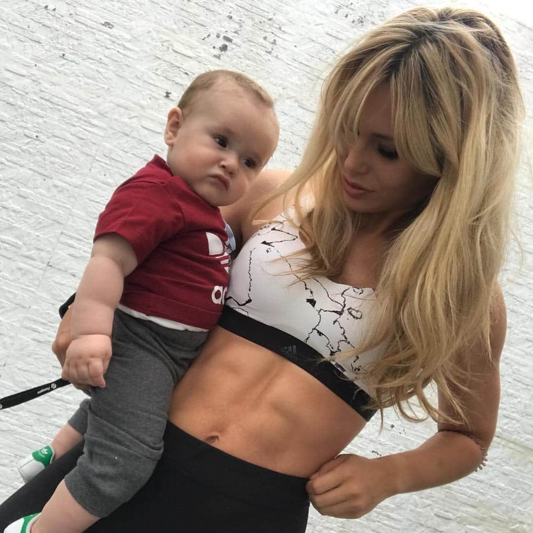 アレハンドロ・フェルナンデス・イグレシアスのインスタグラム：「Día de la madre☺️ Felicidades por ser tan única y ejemplar en todo lo que te propones🧡 #QuesuertetieneMiniAlex」