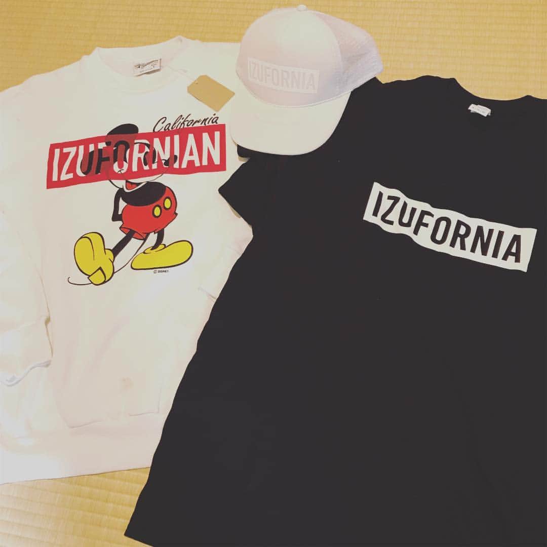 石川龍のインスタグラム：「伊豆に行ったお土産に買ってきたローカルブランドのIZUFORNIA（N）グッズたち。 白のスウェットはベルバシーンの裏起毛。 夏まで待てない。 #izufornia  #izu #伊豆 #velvasheen #izufornian  https://thecaves.stores.jp/」