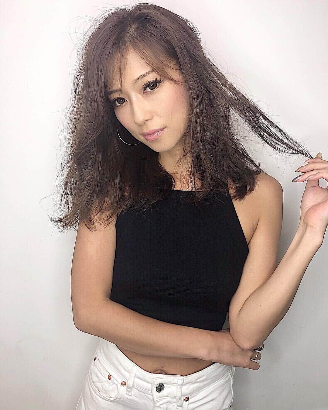 長谷川唯のインスタグラム：「・ ・ 私事ですが、ご報告します。新しくアローズエンターテイメントに所属することになりました😌🙏🏻✨ ・ ・ これから入るのもこの歳になってどうだろう？とか考え悩みましたが、まずやってみないと分からないしこの先どんな道があるのかは歩いてみないと分からない。だからこそ私が出来る何かはある。そう思い、お声かけくださった事務所にも感謝をし、自分なりに頑張るので引き続き応援をしてくれたら嬉しいです✨✨ ・ ・ #me #instagood #アローズエンタテインメント #努力は継続 #継続は努力 #応援宜しくおねがいします #happy #love」
