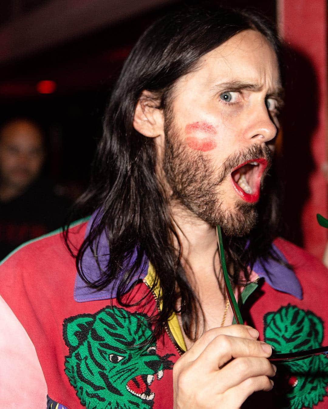 Just Jaredさんのインスタグラム写真 - (Just JaredInstagram)「@jaredleto tries on some red lipstick while attending @gucci’s celebration of their new lipstick collections. More photos on JustJared.com! #JaredLeto #Gucci Photos: @bfa」5月5日 16時20分 - justjared