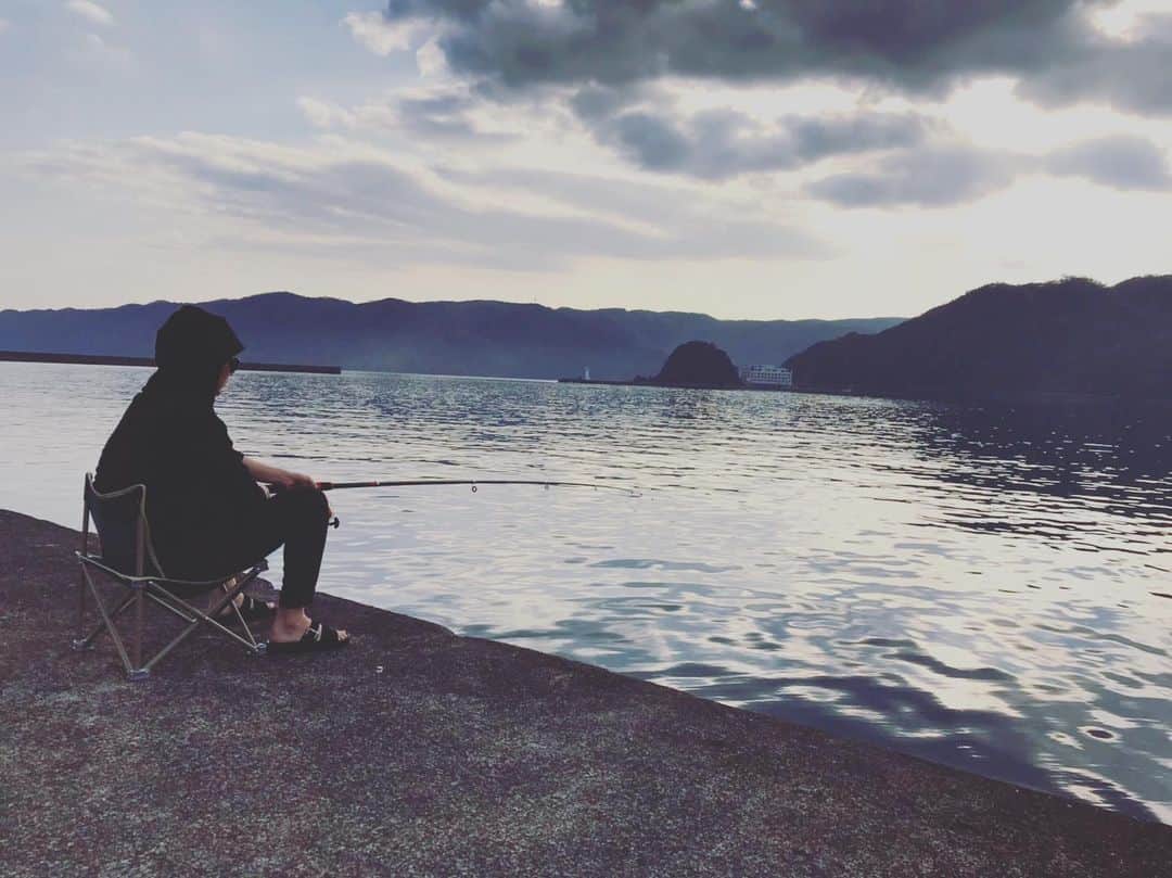 宮田悟志さんのインスタグラム写真 - (宮田悟志Instagram)「. 久しぶりに釣りってみました。  海の中は大群なのに結果0匹。  夜飯抜き！」5月5日 16時15分 - miyata_satoshi