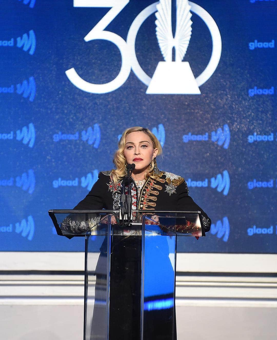 Just Jaredさんのインスタグラム写真 - (Just JaredInstagram)「@madonna accepts the Advocate for Change Award on stage at the GLAAD Media Awards! #Madonna #GLAADawards Photos: Getty」5月5日 16時17分 - justjared