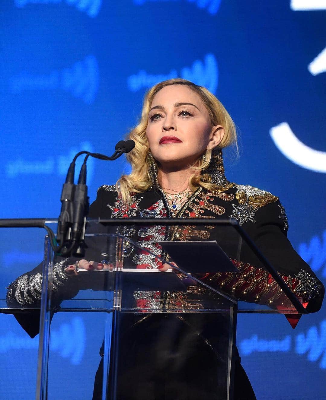 Just Jaredさんのインスタグラム写真 - (Just JaredInstagram)「@madonna accepts the Advocate for Change Award on stage at the GLAAD Media Awards! #Madonna #GLAADawards Photos: Getty」5月5日 16時17分 - justjared