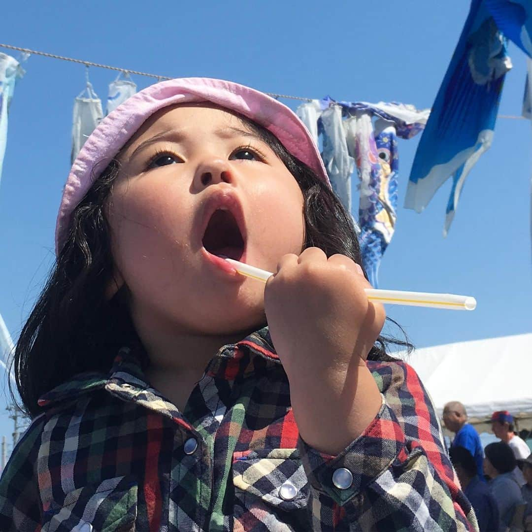 ちえぶぅたさんのインスタグラム写真 - (ちえぶぅたInstagram)「毎年子どもの日は青い鯉のぼり！ 帰宅してドア開けたら玄関で待ってた忠犬兄さん。 #青い鯉のぼりプロジェクト#フレンチブルドッグ#フレンチブルドッグクリーム#フレブル#鼻ぺちゃ#子どもと犬#2歳11ヶ月#frenchbulldog#bulldog#dogstagram」5月5日 16時18分 - chiebuuta