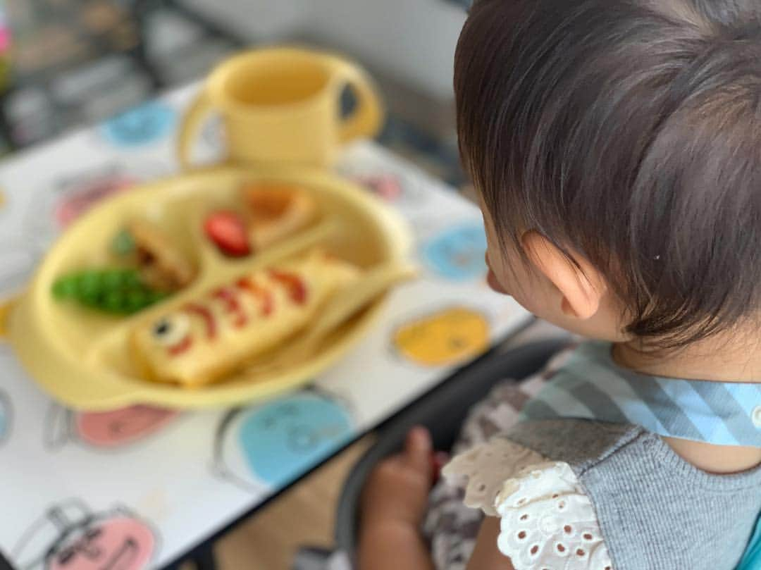 鈴木あすなさんのインスタグラム写真 - (鈴木あすなInstagram)「\美味しそうに食べてくれる娘。/ . 作った料理をいつもペロリと食べてくれる。 . しかもめちゃくちゃご機嫌！ママは益々お料理が楽しくなるよ〜♫ . ついつい作りすぎちゃうからむちむち... 気をつけなきゃ！ . #有機野菜 #オーガニック野菜 #フリーレンジエッグ #とれたてたまご #こどもの日ごはん #子どもの日 #こどもの日 #端午の節句 #こいのぼり #こいのぼりオムライス #こどものいる暮らし」5月5日 16時21分 - asunasuzuki