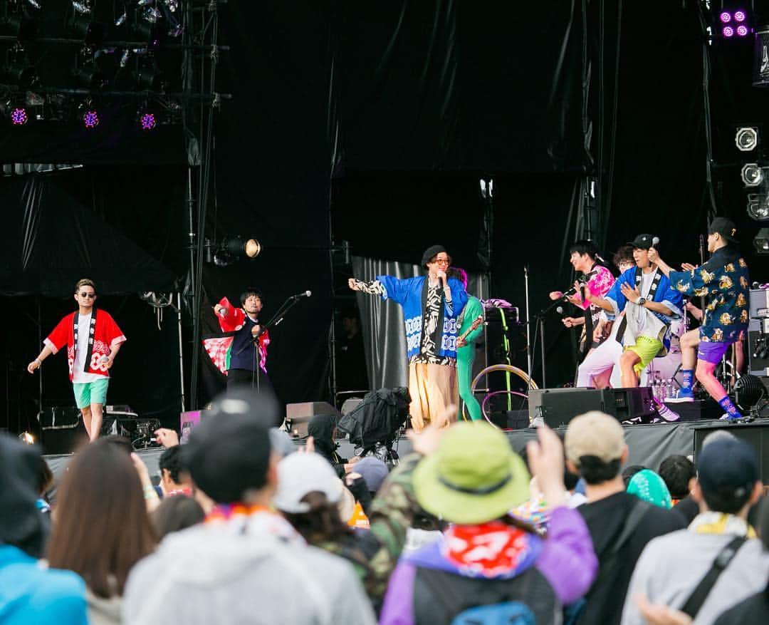 のインスタグラム：「. あー#japanjam2019 楽しかった。 呼んでくれた#四星球 本当にありがとー。 同級生の#totalfat を含めた#1983年生まれ での懐メロ大会。 . 写真は@naritoshiktgw . #グッドモーニングアメリカ」