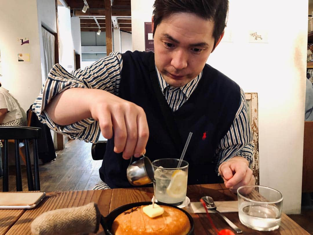 石井輝明さんのインスタグラム写真 - (石井輝明Instagram)「代々木八幡。 出番の合間にナポリとカフェってきました。 プリンのこと好きになってきたなぁ。  #mimet #cafe #coffee #カフェ #東京カフェ #代々木八幡カフェ #カフェ芸人 #ホットケーキもいったりました #ホットケーキもバリうまでした #プリンもマジうまザウルスでした #雰囲気もオニイケマンモスでした #この投稿のハッシュタグだけ見た人はなんやねんこいつってなるはず #それはマジ卍フェニックス」5月5日 16時37分 - comandanteishii