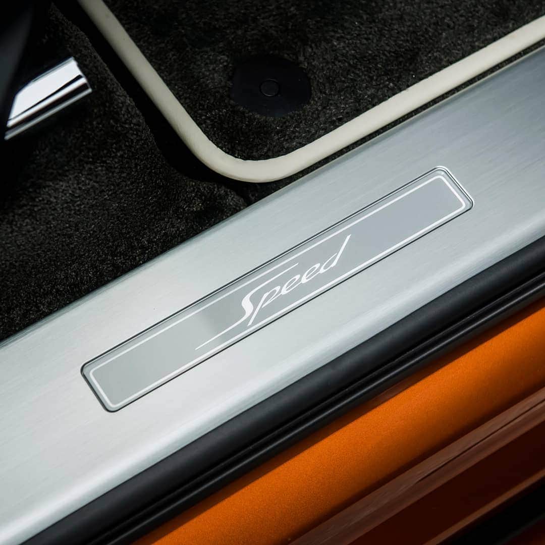 のインスタグラム：「The custom treadplates in the new #Bentayga Speed. Exterior paint: Orange Flame. Discover through link in bio.  Bentayga Speed is available to order in all markets except EU28, Switzerland, Norway, Ukraine, Turkey, Israel and Vietnam. It will be available to order in these markets in Q3, 2019. Please note, Bentayga Speed will not be sold in mainland China.」