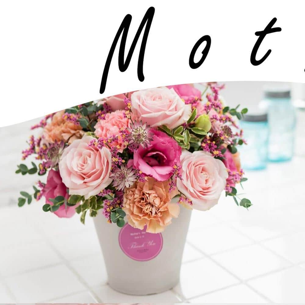 プシュケ[PSYCHE&]・花キューピットさんのインスタグラム写真 - (プシュケ[PSYCHE&]・花キューピットInstagram)「.﻿﻿ プシュケ[PSYCHE&]の母の日フラワーギフトの人気ランキングをご紹介します。﻿﻿ 1位「Mother's Day_0278（フラワーアレンジメント）」﻿﻿ 色合いに高級感を出しながら、たっぷりと花を使ってボリューム感も出しました。﻿﻿ 女性が喜ぶ華やかさがあり、思わず人に自慢をしたくなるアレンジメントです。﻿﻿ ﻿﻿ ▼母の日総選挙について▼﻿﻿ 植物系SNS No.1のGreenSnap上で、お母さんに贈りたいプシュケ商品の投票を受け付けています。﻿﻿ 今回は中間発表でのランキングです。﻿﻿ https://greensnap.jp/page/36﻿﻿ ﻿﻿﻿ ｰｰｰｰｰｰｰｰｰｰｰｰｰｰｰｰｰｰｰｰｰｰｰｰｰｰｰｰｰｰｰｰｰｰｰｰｰｰｰｰｰｰｰｰｰｰｰｰｰｰｰ﻿﻿﻿ #プシュケ #母の日 #mothersday#花キューピット #花 #お花 #ザ花部﻿﻿﻿ #花に心を込めて #暮らしに花を #花のある暮らし﻿﻿﻿ #フラワーデザイン #インテリアフラワー﻿﻿﻿ #フラワーギフト #花束 #ブーケ #カーネーション﻿﻿﻿ #バラ #プシュケ_Cute #アレンジ0278﻿﻿﻿ ｰｰｰｰｰｰｰｰｰｰｰｰｰｰｰｰｰｰｰｰｰｰｰｰｰｰｰｰｰｰｰｰｰｰｰｰｰｰｰｰｰｰｰｰｰｰｰｰｰｰｰ」5月5日 16時35分 - psyche.flowers
