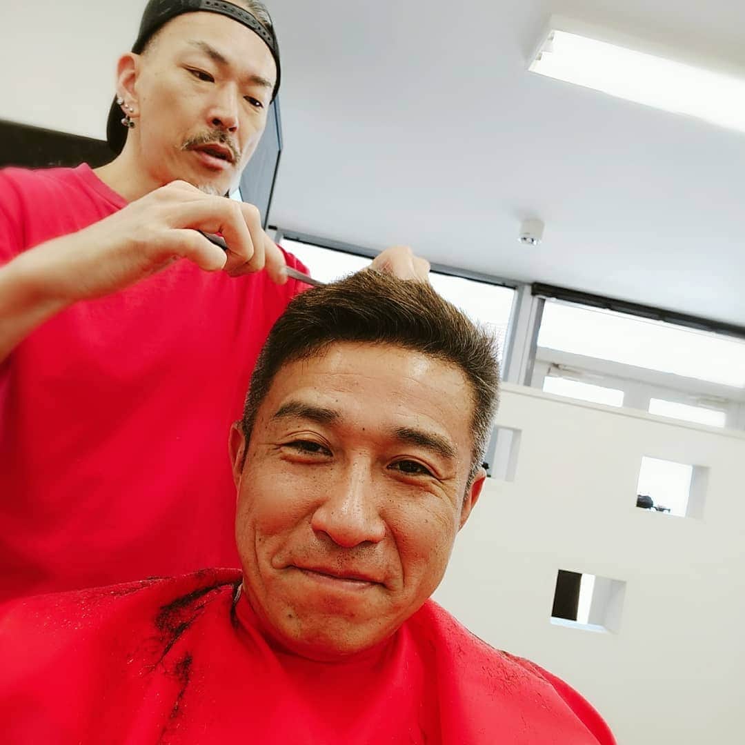佐藤裕二さんのインスタグラム写真 - (佐藤裕二Instagram)「#暑い ですね〜。夏はどうなるやら。#令和最初 の#散髪 に行きました（笑） #10連休 もあと一日。 #ドデスカ を見ましょ〜。 ちなみに明日は#ロケ もあります。 内容は、また詳しくお伝えします。  #髪を切りました  #こどもの日 #令和 #令和元年  #理髪店 #理容室  #名古屋市緑区 #名古屋 #緑区 #1620 円 #ドラゴンズファン #ドラゴンズトーク #メーテレ #アナウンサー  #佐藤裕二」5月5日 16時35分 - karaage_satou