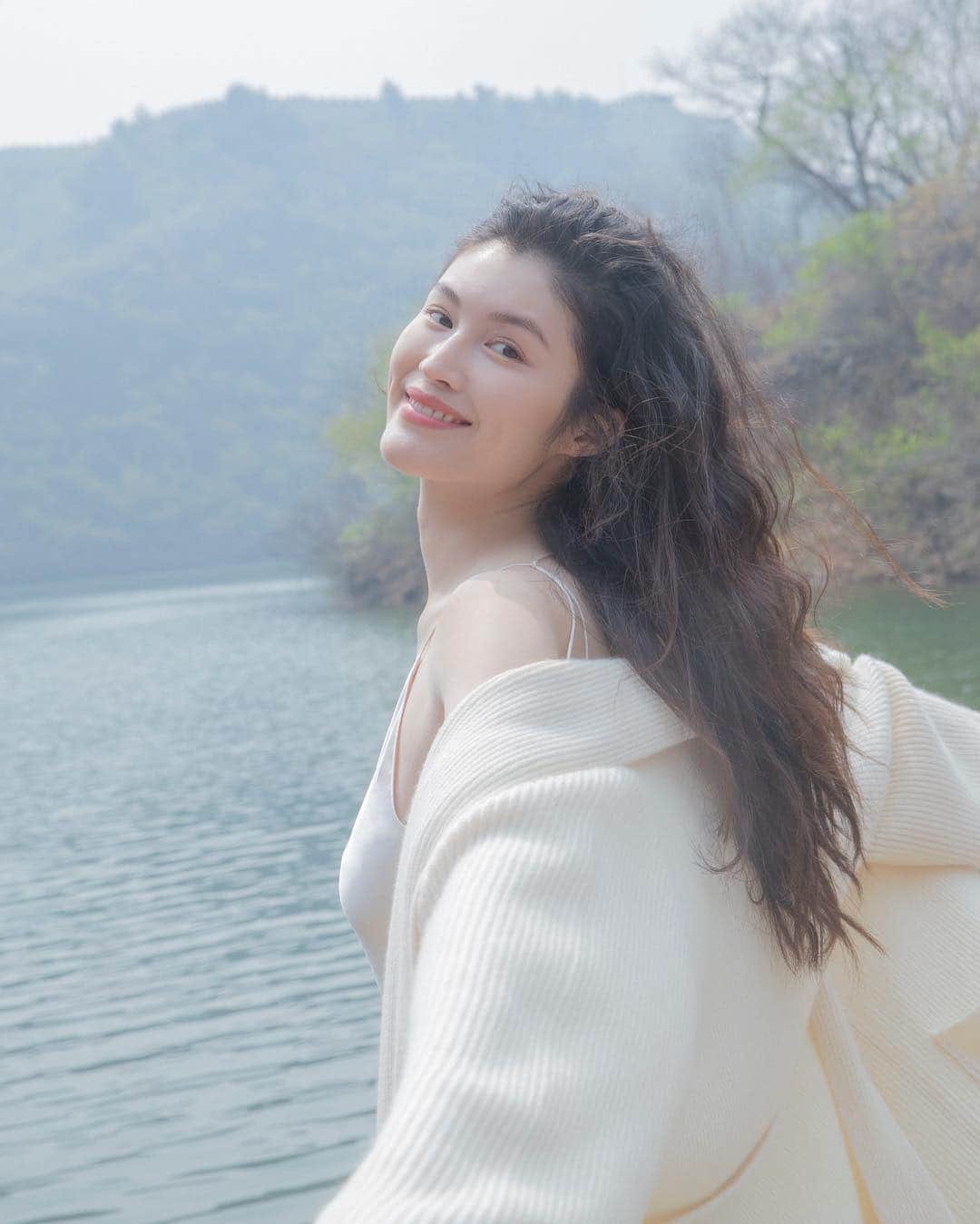 スイ・ヒーのインスタグラム：「借我一束光照亮黯淡 shining under The Great Wall  #thegreatwall #sunshine #allwhiteoutfit #spring」