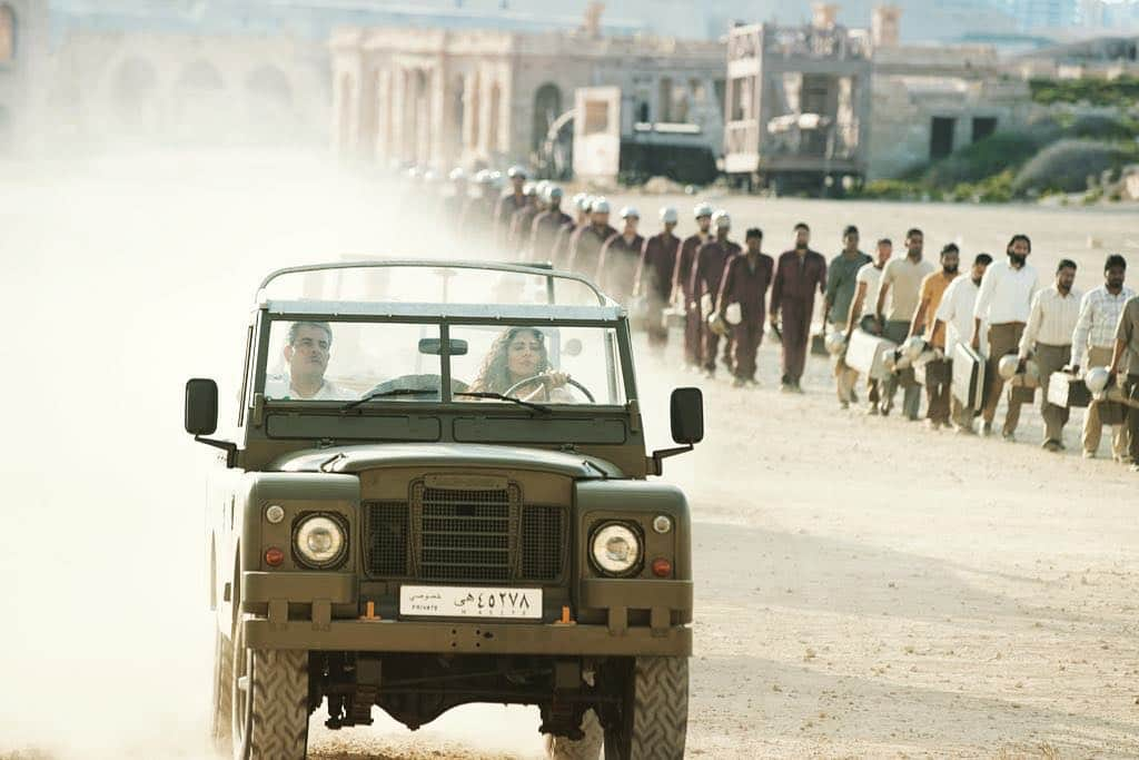 カトリーナ・カイフさんのインスタグラム写真 - (カトリーナ・カイフInstagram)「⭐️🎥 #Bharat आन लोकेशन the man beside me is the actual owner of this classic 1960 s Land Rover , who was convinced i couldn’t handle the car , while I was convinced I could 😉」5月5日 16時46分 - katrinakaif