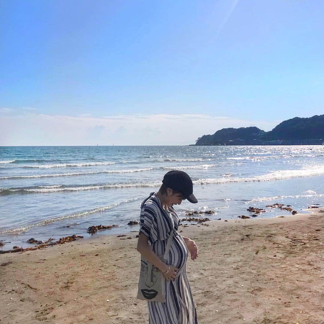 のインスタグラム：「👖👖👖 #fashion #coordinate #fashion #ootd #outfit #code #hamburger #lunch #kamakura #trip #travel #happy #japan #kanagawa #37w #プレママ #妊婦 #臨月 #妊娠10ヶ月 #初マタ #妊娠37週 #152せんちこーで #由比ヶ浜 #あや旅成長日記 ・ ・ ・ 太陽と江ノ島と由比ヶ浜😋✌️ ・ 今年の夏は3人でこれるかな👨‍👩‍👧⁉️✨ わかめ⁉️こんぶ⁉️の量すごい😀」
