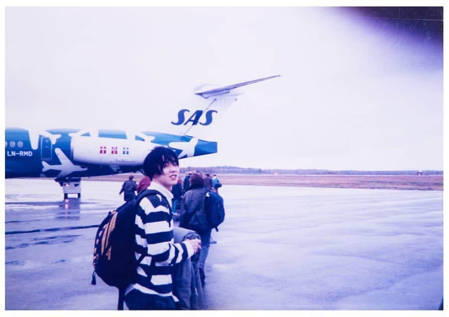 カジヒデキさんのインスタグラム写真 - (カジヒデキInstagram)「一枚目の写真は1996年10月。レコーディングをしていたスウェーデンのマルメにて、ソロデビュー・アルバム「MINI SKIRT」のジャケット撮影の時のもの。二枚目の写真はその約2週間前。スウェーデン北部の街 ウメオの空港。この前日にNorth Of No Southレーベルのフェスを観に行き、この後マルメに移動し、タンバリンスタジオにてトーレ・ヨハンソン氏との初めてのレコーディング。撮影は当時の僕のディレクターの荒川康伸くん。 5月9日にボルボ スタジオ 青山さんで開催されるSwedish Nightは僕がこの24年間に40回以上訪れているスウェーデンでの、このような写真を見ながらトークをしたり、約40分のアコースティック・ライブを予定しています。サポートはSax&Fluの後藤ナリくん！チケットまだ間に合いますので、是非お越し下さい。 https://hidekikaji.net/post/183575029406/ #sweden #swedishnight #スウェーデン #string #ボルボスタジオ青山 #ミニスカート #カジヒデキ #後藤正成」5月5日 16時43分 - hideki_kaji