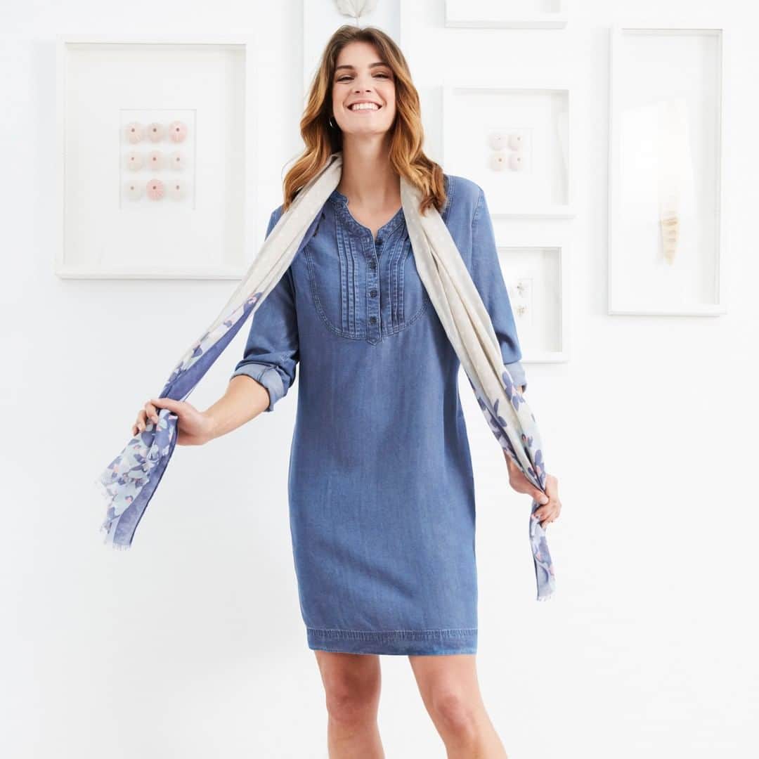 ローラアシュレイのインスタグラム：「Bank holiday dress code: effortlessly chic ✔️」