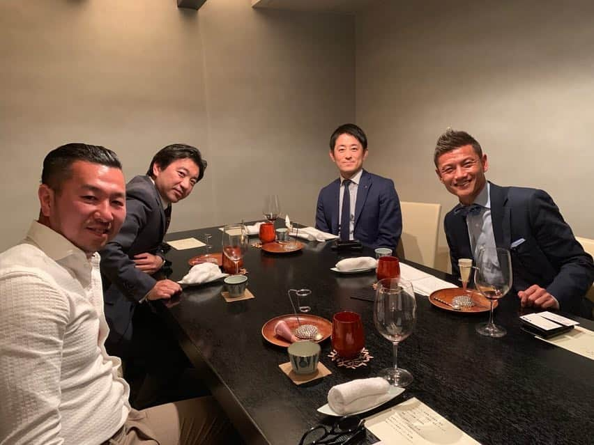 播戸竜二さんのインスタグラム写真 - (播戸竜二Instagram)「『播めし会』 ・ いろいろな業種の方々とゴハンを食べてながら、いろいろ語ってきました！ ・ 株式会社シーラ社長の湯藤善行さん、元西武ライオンズで、今は実業家の岡本篤志さん、菊地誠さん。 ・ 知らない世界を知れるのは、本当に勉強になります！ ・ サッカーしか知らなかったので、いろいろ勉強できる時間は、最高に幸せです！ ・ ・ #播めし会 #いろいろ勉強 #友達を増やす #bowtie #ワイン」5月5日 16時54分 - ryuji_bando