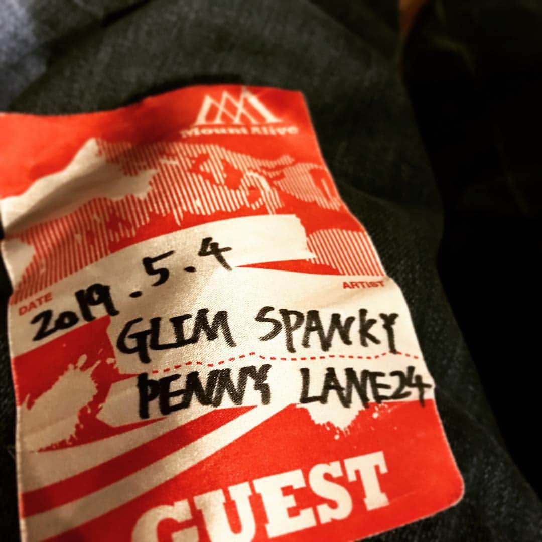 朝倉真司のインスタグラム：「昨日は移動日。札幌ペニーレーンにて新譜のツアー中のGLIM SPANKYを見る。ストイックに聴こえた新曲達が広々と。佇まいの向こうに変わらず見える真摯さとほんとうのこと。ある曲を聴くと必ず泣いてしまう。見られて良かった。」
