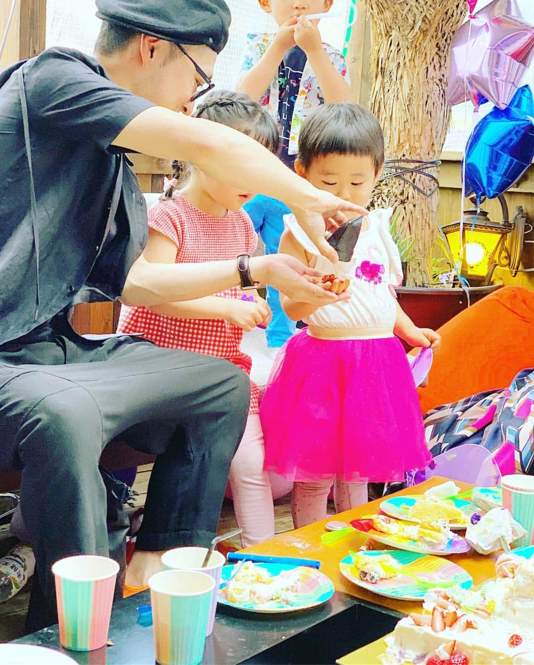 あびる優さんのインスタグラム写真 - (あびる優Instagram)「よつ葉４歳おめでとう😍🍀💕 今年はお誕生日会を開催してみました😊✨ ゴールデンウィーク連休真っ只中ということもあり、、社会が通常に稼働してなかったりするので、、いろいろな事に不便を感じてしまいましたが、いつも私達を支えてくれる友人達が協力してくれて、何とか無事に誕生日会を終える事が出来ました🥺‼️👏 カラフルレインボー（パープルピンク多め。笑）とユニコーン🦄をテーマにしたパーティーにしました🎉 結果、たくさんの子供達、パパ達ママ達の笑顔で溢れたお誕生日会になりました😋🎈🎉❣️ ４歳も仲良し親子でいようね🥰❣️ 大好きだよー🙈💕 #family#daughter#clover#friends#love#happy#cute#unicorn#colorful#rainbow#balloonart#birthday#birthdaycake#party#thankyou#家族#親子#娘#愛娘#四葉のクローバー#お友達#大集合#かわいい#大好き#誕生日#パーティー#お誕生日会#バルーンアート#ありがとう」5月5日 16時51分 - yuabiru74