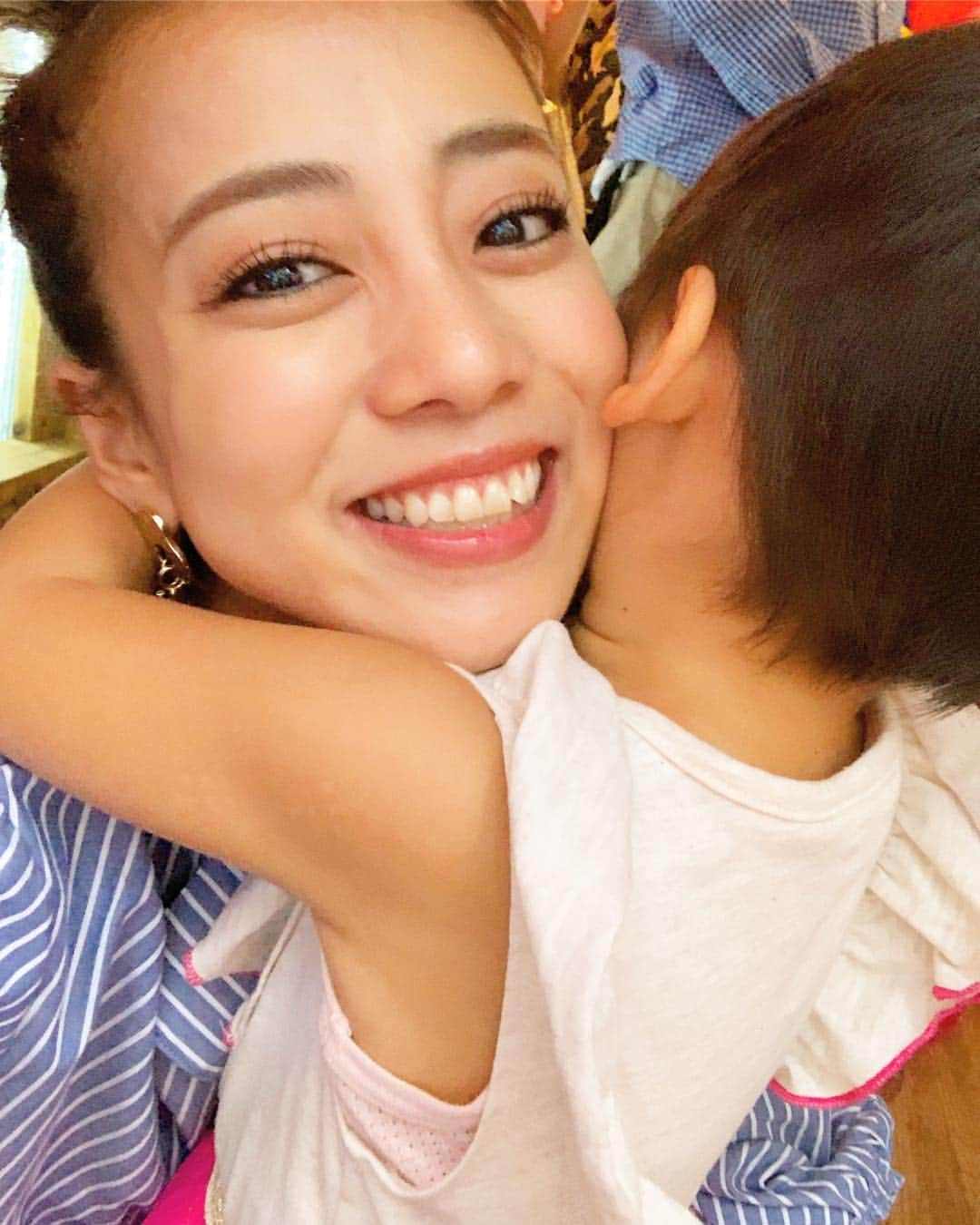 あびる優さんのインスタグラム写真 - (あびる優Instagram)「よつ葉４歳おめでとう😍🍀💕 今年はお誕生日会を開催してみました😊✨ ゴールデンウィーク連休真っ只中ということもあり、、社会が通常に稼働してなかったりするので、、いろいろな事に不便を感じてしまいましたが、いつも私達を支えてくれる友人達が協力してくれて、何とか無事に誕生日会を終える事が出来ました🥺‼️👏 カラフルレインボー（パープルピンク多め。笑）とユニコーン🦄をテーマにしたパーティーにしました🎉 結果、たくさんの子供達、パパ達ママ達の笑顔で溢れたお誕生日会になりました😋🎈🎉❣️ ４歳も仲良し親子でいようね🥰❣️ 大好きだよー🙈💕 #family#daughter#clover#friends#love#happy#cute#unicorn#colorful#rainbow#balloonart#birthday#birthdaycake#party#thankyou#家族#親子#娘#愛娘#四葉のクローバー#お友達#大集合#かわいい#大好き#誕生日#パーティー#お誕生日会#バルーンアート#ありがとう」5月5日 16時51分 - yuabiru74