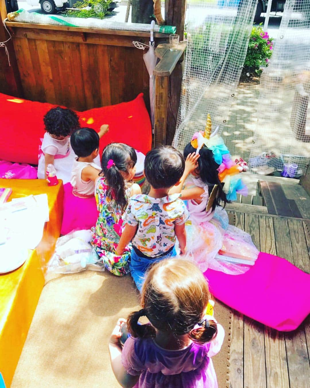 あびる優さんのインスタグラム写真 - (あびる優Instagram)「よつ葉４歳おめでとう😍🍀💕 今年はお誕生日会を開催してみました😊✨ ゴールデンウィーク連休真っ只中ということもあり、、社会が通常に稼働してなかったりするので、、いろいろな事に不便を感じてしまいましたが、いつも私達を支えてくれる友人達が協力してくれて、何とか無事に誕生日会を終える事が出来ました🥺‼️👏 カラフルレインボー（パープルピンク多め。笑）とユニコーン🦄をテーマにしたパーティーにしました🎉 結果、たくさんの子供達、パパ達ママ達の笑顔で溢れたお誕生日会になりました😋🎈🎉❣️ ４歳も仲良し親子でいようね🥰❣️ 大好きだよー🙈💕 #family#daughter#clover#friends#love#happy#cute#unicorn#colorful#rainbow#balloonart#birthday#birthdaycake#party#thankyou#家族#親子#娘#愛娘#四葉のクローバー#お友達#大集合#かわいい#大好き#誕生日#パーティー#お誕生日会#バルーンアート#ありがとう」5月5日 16時51分 - yuabiru74