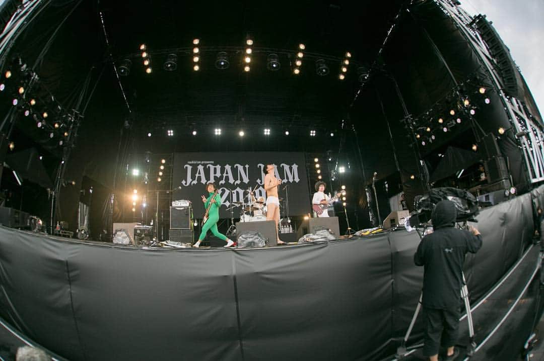 U太さんのインスタグラム写真 - (U太Instagram)「JAPAN JAM 2019終了〜！同い年TOTALFAT&グドモを迎えてのAge,36による90's名曲メドレー！あの時間、あの場所にいてくれた全員が楽しそうで♪ステージ上は昔に戻った少年達が大騒ぎ（笑）音楽のパワーとライブの可能性は無限大やなぁ！皆さまとの大合唱に鳥肌！ありがとございました！ #JJ2019 #四星球」5月5日 16時57分 - utasuxing