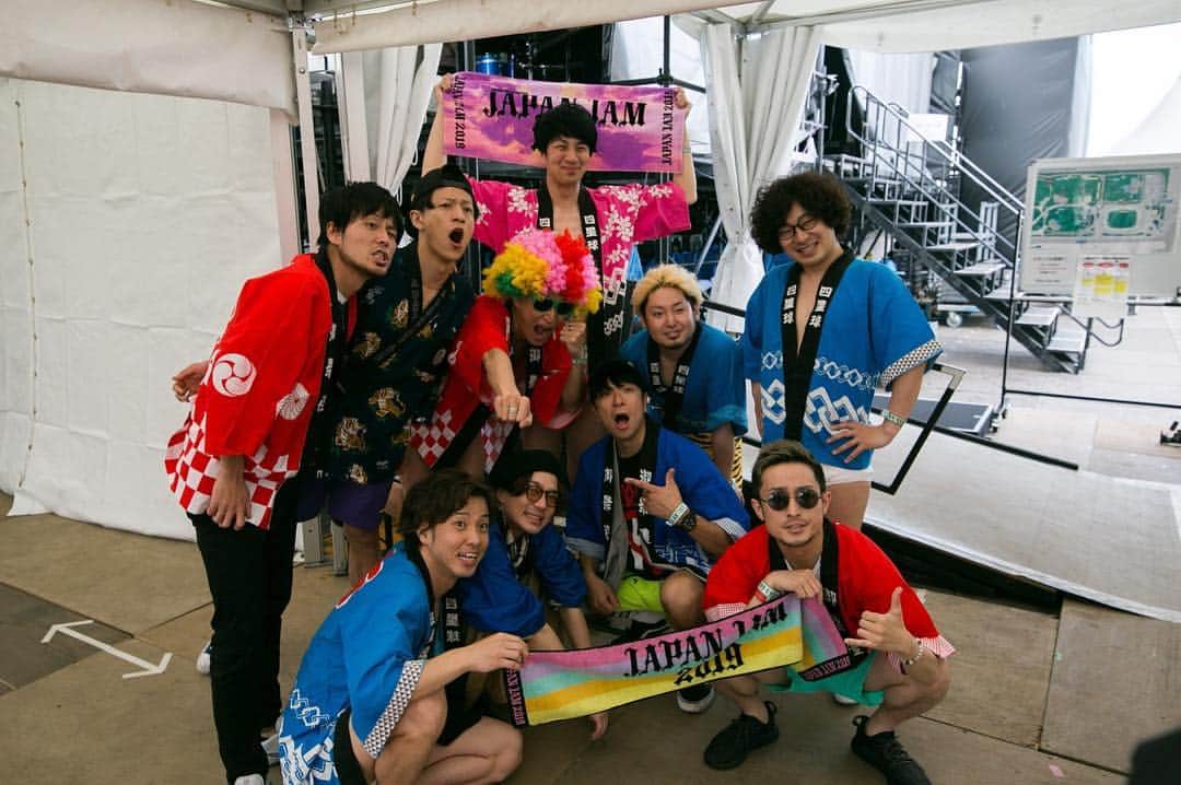 U太さんのインスタグラム写真 - (U太Instagram)「JAPAN JAM 2019終了〜！同い年TOTALFAT&グドモを迎えてのAge,36による90's名曲メドレー！あの時間、あの場所にいてくれた全員が楽しそうで♪ステージ上は昔に戻った少年達が大騒ぎ（笑）音楽のパワーとライブの可能性は無限大やなぁ！皆さまとの大合唱に鳥肌！ありがとございました！ #JJ2019 #四星球」5月5日 16時57分 - utasuxing