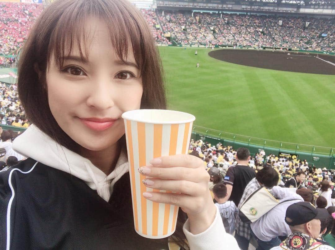 原紀舟のインスタグラム：「令和初日👏 甲子園に行きました〜⚾️ はじめて一番上の席で見て 見やすいし、めっちゃ盛り上がって 最高でしたー💖💖💖 しかも阪神勝利🤙 マルテのホームランも見れたし😆 めっちゃ楽しかった🧚‍♀️ . .. ... #阪神タイガース #甲子園 #阪神対カープ」