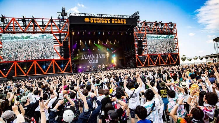 Shun さんのインスタグラム写真 - (Shun Instagram)「【JAPAN JAM 2019】 ・ ・ TOTALFATの令和も始まった。ツアー終わって１ヶ月ぶりのライブ… ここまで溜めに溜めてきた気持ち全部出せたのは、あの場所にいたみんなのおかげ。感謝ス🙏🏼 ・ 個人的な想いから、初心に返ってゼロから気合い入れ直すつもりでDickies & オフスプTeeでステージに立った。しっくり来すぎて実感「やっぱり俺にはパンクロックしかない」🤘🏻🤘🏻🤘🏻 ・ 同じように「自分には音楽があれば生きていける」とか、「音楽のおかげで頑張れる」ってやつにもっとデカいエネルギー源になれるように俺もここからあらためて頑張っていきます。同志👊🏻 ・ 明日は さいたまスーパーアリーナ！VIVA LA ROCK！やっちまおーぅ！ ・ ・ ⑤~⑩ 📷: @tamaishingo22」5月5日 17時12分 - totalfat.shun