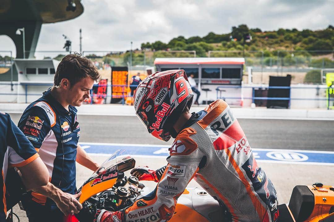 レプソル・ホンダさんのインスタグラム写真 - (レプソル・ホンダInstagram)「#SpanishGP Warm Up ✅ ⠀⠀⠀⠀⠀⠀⠀⠀⠀ @marcmarquez93 🅿️1️⃣ #MM93🐜 ⠀⠀⠀⠀⠀⠀⠀⠀⠀ @jorgelorenzo99 🅿️1️⃣1️⃣ #JL99😈 ⠀⠀⠀⠀⠀⠀⠀⠀⠀ #25RepsolHonda #Repsol #MotoGP #Honda #Racing #RepsolHonda #HRC #RC213V #MM93 #JL99 #MarcMarquez #JorgeLorenzo #ThePowerOfDreams #Motorcycle #Spain #WarmUp 🇪🇸」5月5日 17時12分 - hrc_motogp