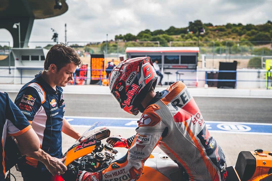 レプソル・ホンダのインスタグラム：「#SpanishGP Warm Up ✅ ⠀⠀⠀⠀⠀⠀⠀⠀⠀ @marcmarquez93 🅿️1️⃣ #MM93🐜 ⠀⠀⠀⠀⠀⠀⠀⠀⠀ @jorgelorenzo99 🅿️1️⃣1️⃣ #JL99😈 ⠀⠀⠀⠀⠀⠀⠀⠀⠀ #25RepsolHonda #Repsol #MotoGP #Honda #Racing #RepsolHonda #HRC #RC213V #MM93 #JL99 #MarcMarquez #JorgeLorenzo #ThePowerOfDreams #Motorcycle #Spain #WarmUp 🇪🇸」