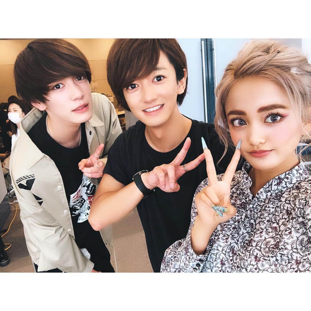 石垣千菜美さんのインスタグラム写真 - (石垣千菜美Instagram)「士門君と秀一郎君とパシャリ📸 笑顔で話しかけてくれて嬉しかった😎💖 雑誌テレビで観てる人を目の当たりにすると緊張する😂😂 ありがとうございました😊  #大倉士門  #内藤秀一郎  #東京ストーリートコレクション  #tsc  #egg #egg復活 #石垣千菜美 #石垣ちなみ #eggモデル #eggガール #ギャル #黒ギャル」5月5日 17時05分 - chi_nami.1108