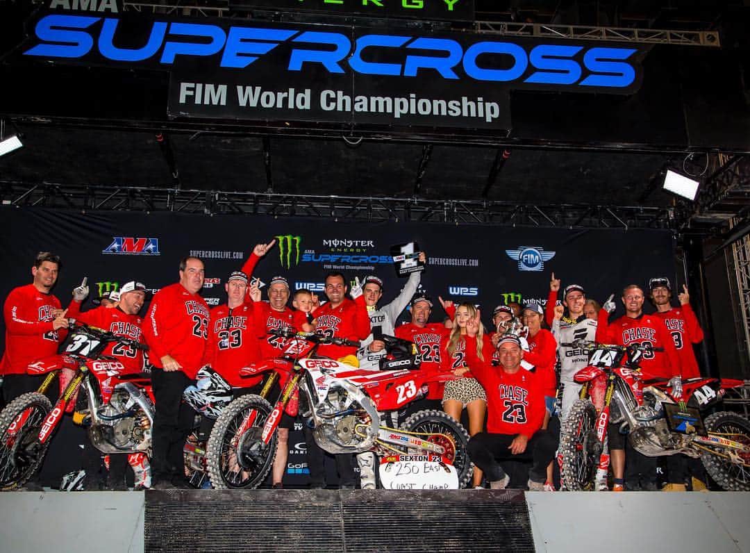 Honda Powersports USさんのインスタグラム写真 - (Honda Powersports USInstagram)「Congratulations to the entire @fchonda crew! What a night! After finishing 4th in the main event, @chasesexton wrapped up his first 250SX championship title! Teammates @rjhampshire and @mcadoo_44 also had a stellar night, landing on the podium in 2nd and 3rd! #RideRed #Honda #DropTheGate #SupercrossLIVE #MayMotorsports」5月5日 17時05分 - honda_powersports_us