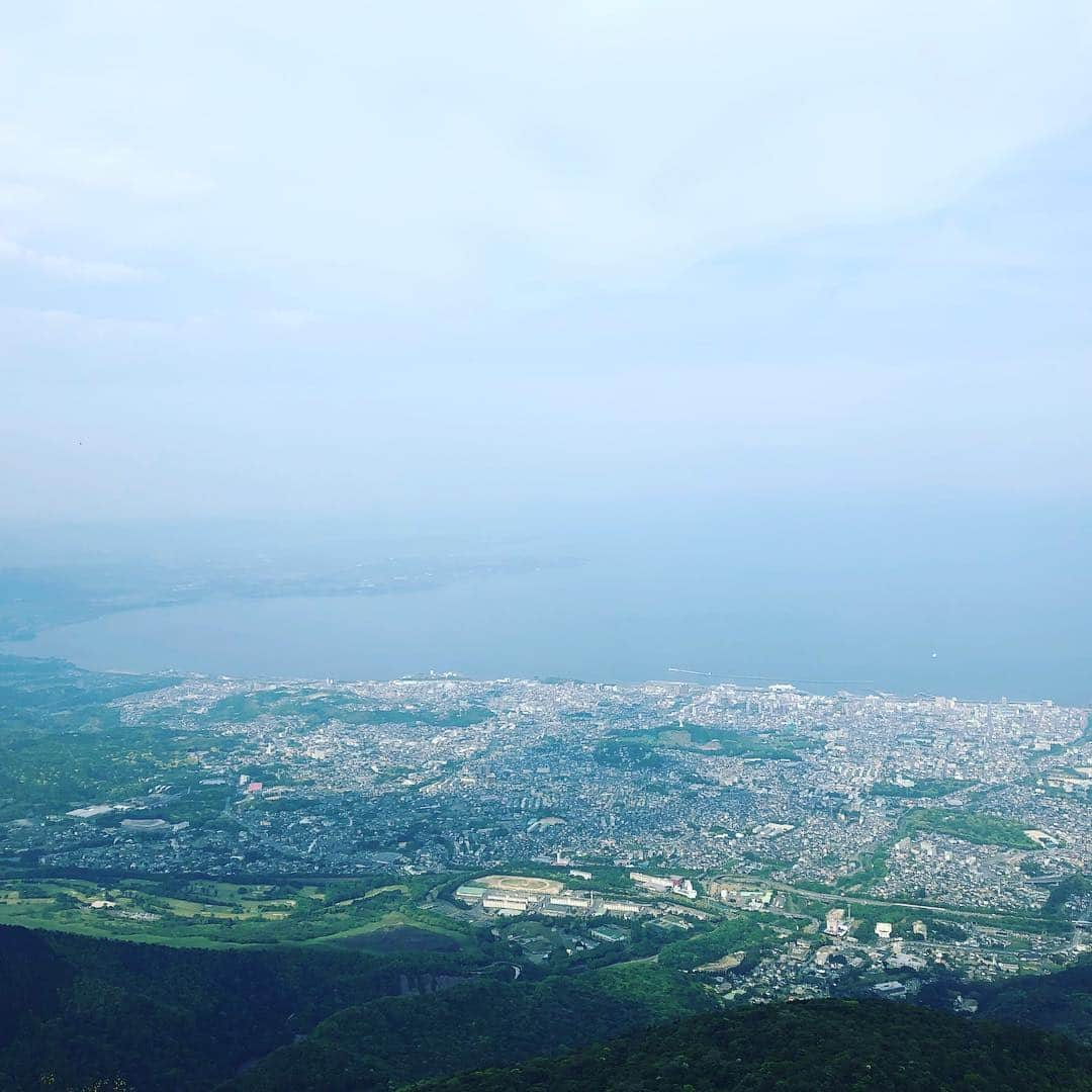 温泉むすめさんのインスタグラム写真 - (温泉むすめInstagram)「別府ロープウェイを使って鶴見岳の山頂に来ました🚠  ここはAKATSUKIが結成された誓いの場所でもあります🤝  鶴見岳は美しい女山といわれており、鶴見岳をめぐって宮崎県と大分県の境にある祖母山と由布岳が激しく恋を争い、最終的には鶴見岳は由布岳を選び、二岳の熱い恋によって、ふもとの別府や由布院に温泉が湧いたという伝説があるそうですよ🥰  #温泉むすめ #温むす #鶴見岳 #由布岳」5月5日 17時21分 - onsen_musume_jp