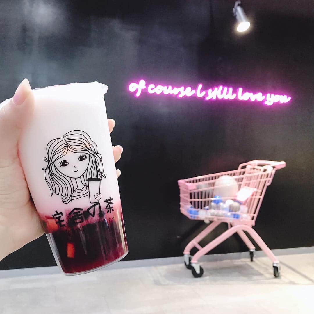 市川愛美のインスタグラム：「. 今回のタピオカは新小岩の ｢宅舎の茶｣  いちごミルクにしました🍼🍓 写真は混ぜる前！  ちゃんと振ってから飲んでね！  果肉とタピオカの食感が最高☺︎ お店もめちゃめちゃインスタ映えスポット多くて可愛かった〜🥰 . . そして今回からタグで#まなタピ ってつけますね！ 私が紹介した所行った時とかにこのタグ付けて投稿したりしてくれると嬉しいな！  #宅舎の茶 #新小岩#新小岩タピオカ#タピオカ#タピ活#まなタピ#タピオカミルクティー#タピオカ巡り#いちごミルク#いちごみるく#タピヲタ#タピオタ」