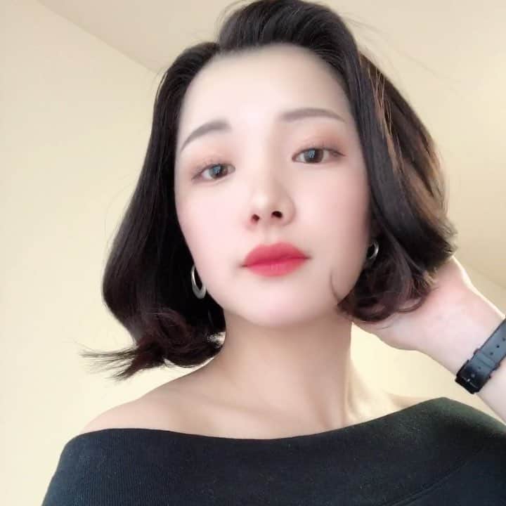 えみ姉のインスタグラム：「ㅤ ㅤ 髪の毛少し伸びた ㅤ ㅤ #헤어스타일 #헤어컬러 #단발머리 #메이크업 #코스메틱 #데일리룩 #얼스타그램 #패션 #패션스타그램 #좋아요 #소통 #hairstyle #hairarrange」