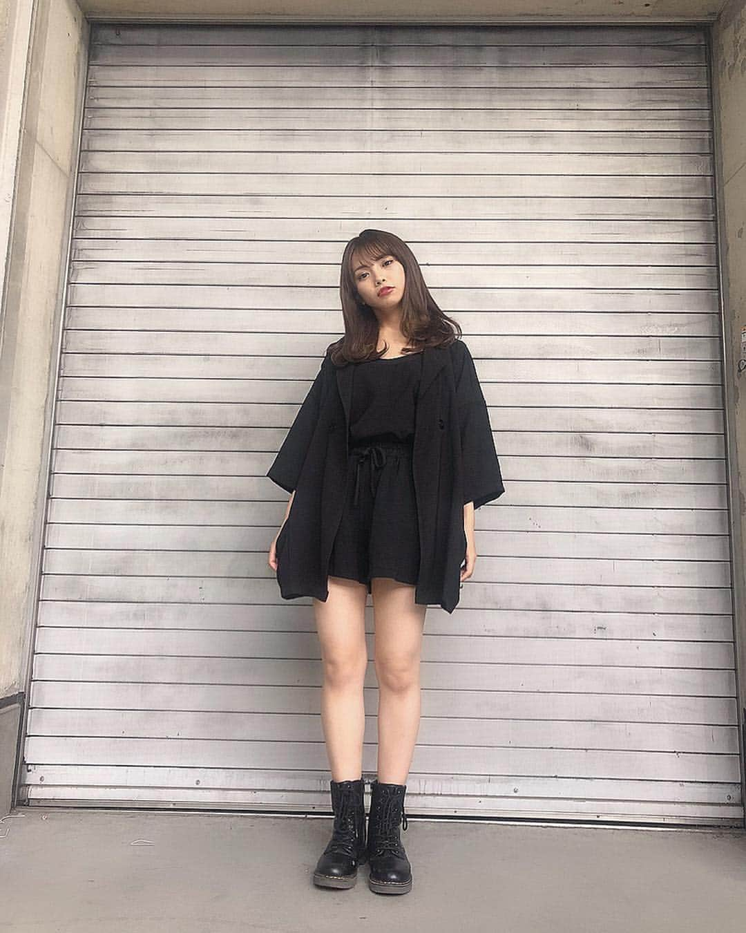 磯佳奈江さんのインスタグラム写真 - (磯佳奈江Instagram)「握手会ありがとうございました🖤﻿ 今日の私服🖤﻿ ﻿ セットアップ/ #krex﻿ ﻿ #私服 #セットアップ #黒コーデ #韓国ファッション #ootd #fashion @krex_official」5月5日 17時27分 - isochan89