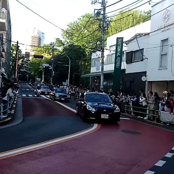 のインスタグラム：「美智子さま @superdentist5  偶然通りかかったら たくさんの人だかりが 聞くと 上皇さまがお通りになると 待つこと10分 最高のタイミングで 美智子さまのお姿を拝むことができました  一瞬でしたが 美しさと 神々しさで包まれてました☺  #皇后#天皇陛下#上皇#美智子さま#令和 #広尾#有栖川公園#テニスコート#テニス #平成#赤坂御所#トヨタ#センチュリー #ローンテニスクラブ#上皇后#柏餅 #こどもの日#南麻布#お忍び」