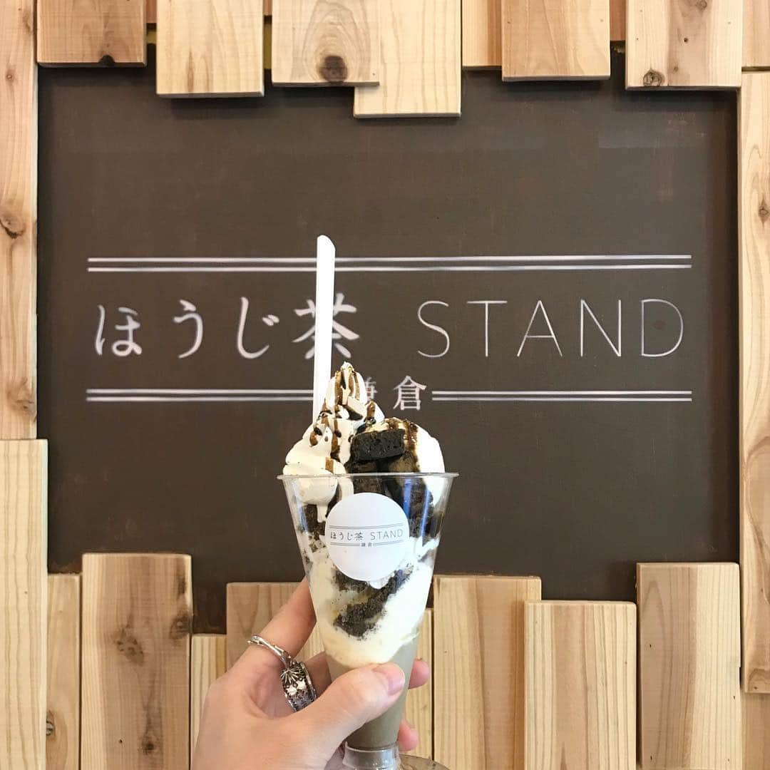 のインスタグラム：「🍨🍨🍨 #sweets #kamakura #trip #travel #happy #japan #kanagawa #あや旅成長日記 #あや飯 #ほうじ茶stand #ほうじ茶 ・ ・ ・ ほうじ茶好きとして どうしても見逃せなかったお店🤤💭 ・ さすがGWということで ほうじ茶アイスもほうじ茶ラテも 売り切れでこのほうじ茶パフェは バニラアイスで作ってくれた😂🙌笑 ・ #ほうじ茶パフェ #ほうじ茶プリン めちゃくちゃ美味しかった💛 ・ と、いうかパフェに入ってた ザクザクのやつが最高だった😍‼️ ・ まさか自分がこんなにも スイーツとか食べる日がくるとは 思ってなかったな〜😂💦 ・ 甘いもの苦手だったけど 最近特に味覚の変化がすごくて 〆に甘いもの食べないとほんとに終われない👩‍🍳💘」