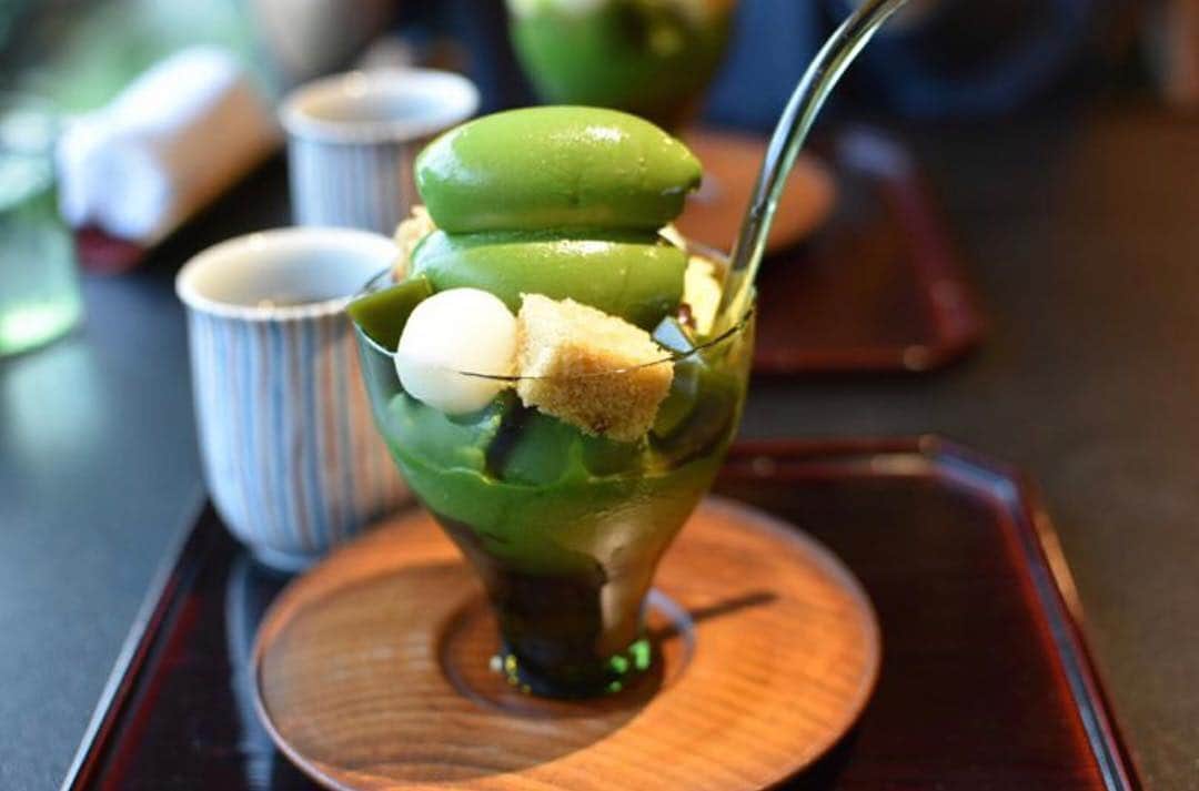 RETRIP<リトリップ>グルメのインスタグラム：「【RETRIP×抹茶】 京都にある「無碍山房 Salon de Muge（むげさんぼう サロンドムゲ）」をご存知ですか？ここの「無碍山房 濃い抹茶パフェ」は濃厚な抹茶の風味を楽しむことができる逸品。和スイーツを愛する方は必見ですよ。 .  このお写真はRETRIPスポットに投稿して頂いた写真になります。素敵なお写真をありがとうございます。 . #RETRIP #retrip_gourmet #retrip #無碍山房 #京都カフェ #抹茶 #抹茶スイーツ #먹스타그램 #카페스타그램 #retrip_ys #リトリップ #絶品 #フォトジェニック #グルメ #美味しい #インスタ映え  #グルメ旅 #グルメ好き . . 【RETRIPでグルメ検索！】 RETRIPでは各地の絶品グルメのお写真をお待ちしております。#retrip_〇〇 と最後に地名をつけて投稿されたお写真は、こちらのアカウントでご紹介させていただきます。おでかけ先の地名を入れることで、簡単にグルメも検索もできるので、ぜひ利用してみてください。 また、#retrip_gourmet をつけて投稿された絶品グルメのお写真は、こちらのアカウントでご紹介させていただきます。 . ▼RETRIP[リトリップ]のアプリは AppStore、GooglePlay「リトリップ」で検索！ プロフィールのURLからもダウンロードできます♬」