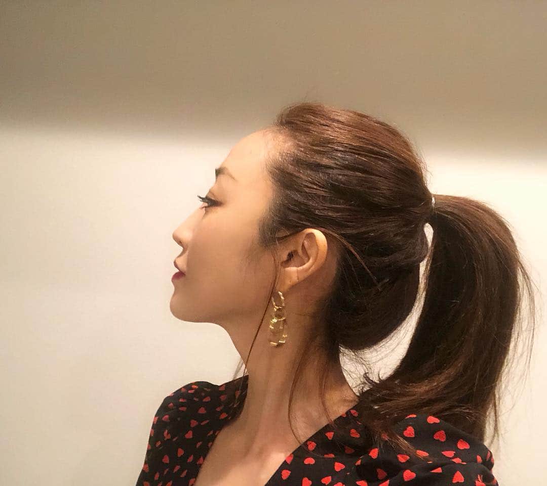 神崎恵さんのインスタグラム写真 - (神崎恵Instagram)「ざくっとポニーテール。あまり巻かずにストレートニュアンスで。 表面に凹凸がでるよう手ぐしでまとめて。 後頭部がまあるくなるよう髪をひきだして完成。 テール部分と後頭部の髪の距離が近づくくらいが🙆‍♀️ 可愛いひとに会いに行った日の髪。 #ポニーテール」5月5日 17時49分 - megumi_kanzaki