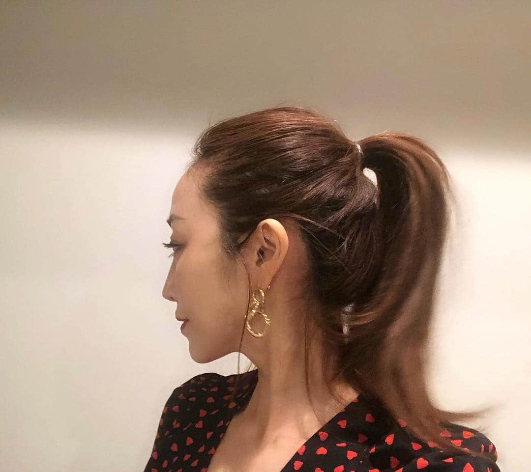 神崎恵さんのインスタグラム写真 - (神崎恵Instagram)「ざくっとポニーテール。あまり巻かずにストレートニュアンスで。 表面に凹凸がでるよう手ぐしでまとめて。 後頭部がまあるくなるよう髪をひきだして完成。 テール部分と後頭部の髪の距離が近づくくらいが🙆‍♀️ 可愛いひとに会いに行った日の髪。 #ポニーテール」5月5日 17時49分 - megumi_kanzaki