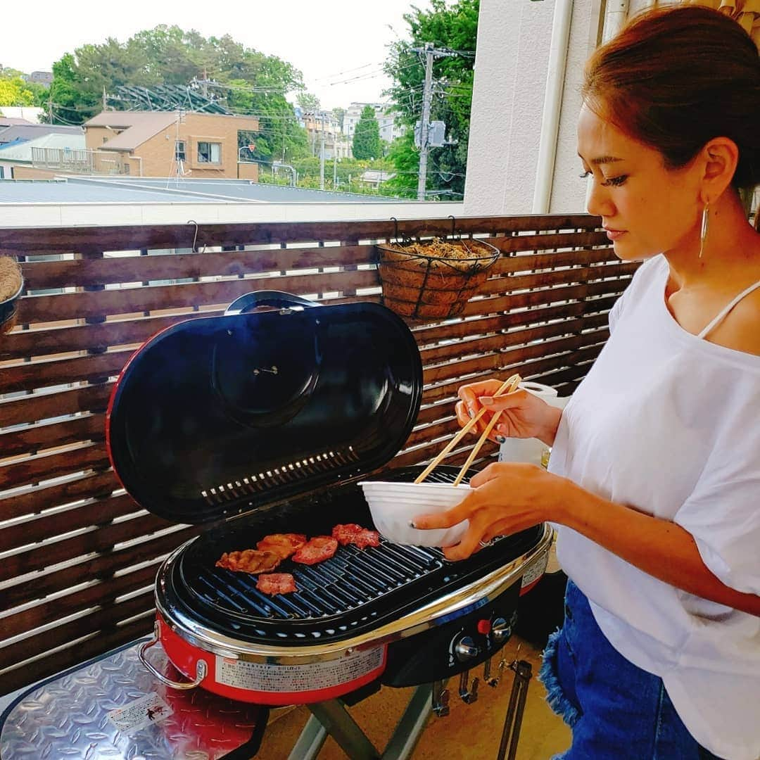 池田夏希さんのインスタグラム写真 - (池田夏希Instagram)「かおりの実家でBBQ～🙌💕 . 昼間から飲んで食べて、天使たちに癒されて最高の時間だったぁー😆👏 かおりのママとパパ、沢山ありがとうございました😌✨ . #バーベキュー #bbq #ベランダで #最高の空間 #子供は天使 #うちの子供は毛深い犬 #こむぎも参加 #女子会 #乾杯 #おもてなしランチ #ありがとう #楽しかった」5月5日 17時54分 - natsukiikeda624