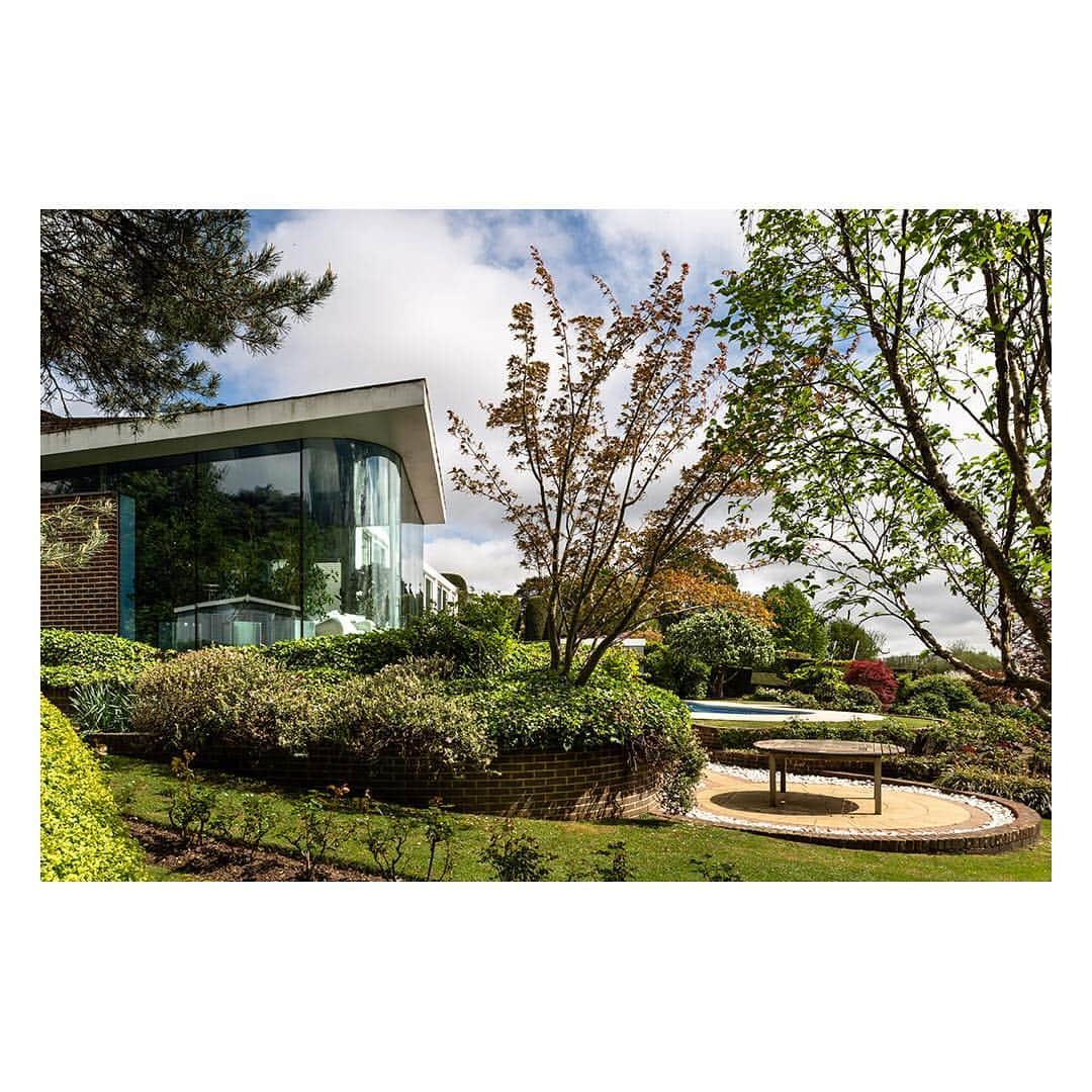 The Modern Houseさんのインスタグラム写真 - (The Modern HouseInstagram)「Coalpit: a stylish 1970s home in West Sussex with a view out towards the North Downs. Follow the link in our bio for the sales particulars.  #landscapedgardens #westsussex #1970s」5月5日 17時54分 - themodernhouse