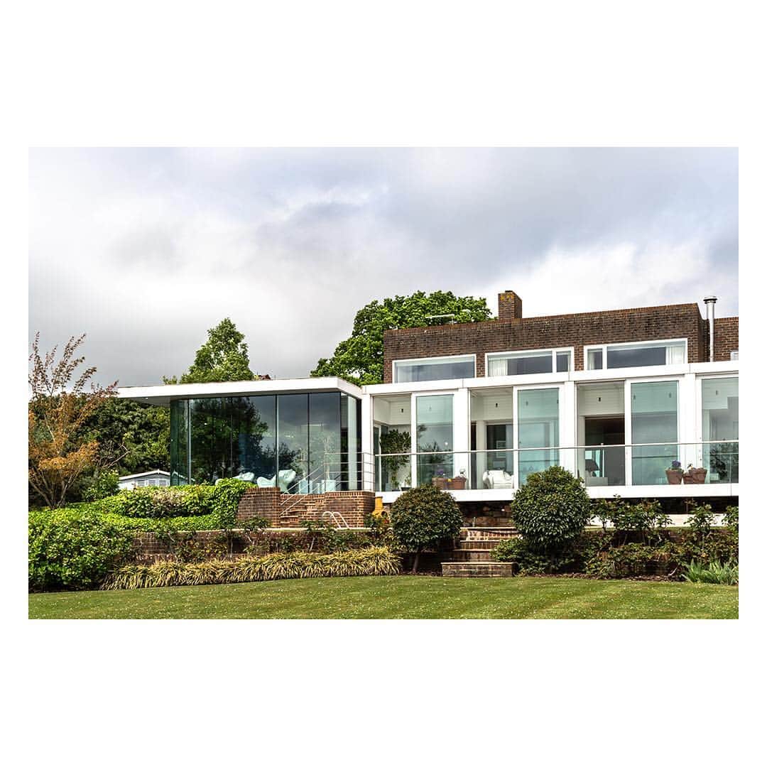 The Modern Houseさんのインスタグラム写真 - (The Modern HouseInstagram)「Coalpit: a stylish 1970s home in West Sussex with a view out towards the North Downs. Follow the link in our bio for the sales particulars.  #landscapedgardens #westsussex #1970s」5月5日 17時54分 - themodernhouse
