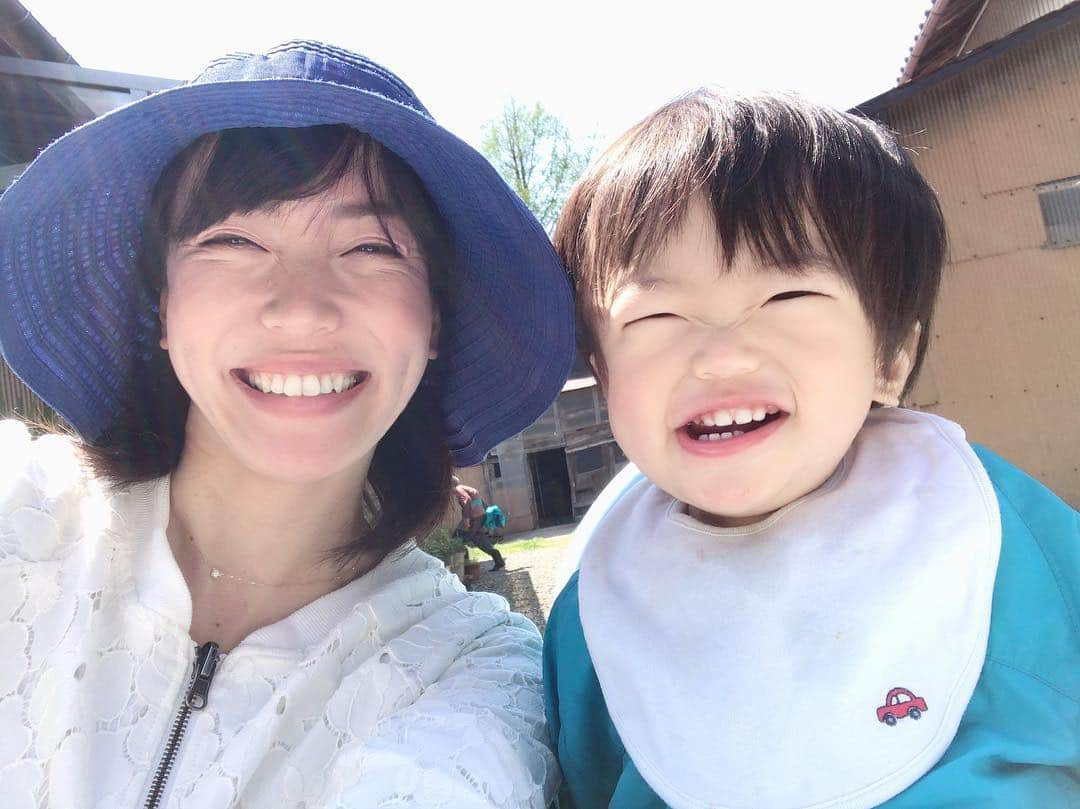 氷浦紫さんのインスタグラム写真 - (氷浦紫Instagram)「このＧＷで、息子ちんは大分成長しました。 様子が全く違う。 そして、好き嫌いが出てきた～😭 昨日まで大好きだったチーズも食べない😭 好き嫌いというか、それより米くれ！って感じで、食べられない訳ではなく自分の希望がでてきたとううことで。 なかなか大変なんだなーとおもうけど、全く食べない子もいるもんね。 米と味噌汁食べるだけマシだよね。  気難しい人だと思って付き合おうって、旦那さんが言っててウケた。  #Gardenparty #お庭でBBQ#5月#May#BBQ#帰省中#新潟#ＧＷ#ＧＷ2019 #純白のビアンカ#ヨーグルト味のお肉#ピザ#pizza##1歳3ヶ月#1y3m #髪の毛ふさふさボーイ #イアラ#イアラモデルエージェンシー #iara#iaramodelagency #男の子モデル」5月5日 18時04分 - yukalihiula