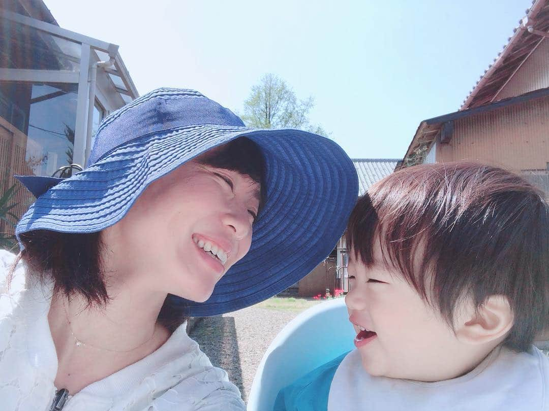 氷浦紫さんのインスタグラム写真 - (氷浦紫Instagram)「このＧＷで、息子ちんは大分成長しました。 様子が全く違う。 そして、好き嫌いが出てきた～😭 昨日まで大好きだったチーズも食べない😭 好き嫌いというか、それより米くれ！って感じで、食べられない訳ではなく自分の希望がでてきたとううことで。 なかなか大変なんだなーとおもうけど、全く食べない子もいるもんね。 米と味噌汁食べるだけマシだよね。  気難しい人だと思って付き合おうって、旦那さんが言っててウケた。  #Gardenparty #お庭でBBQ#5月#May#BBQ#帰省中#新潟#ＧＷ#ＧＷ2019 #純白のビアンカ#ヨーグルト味のお肉#ピザ#pizza##1歳3ヶ月#1y3m #髪の毛ふさふさボーイ #イアラ#イアラモデルエージェンシー #iara#iaramodelagency #男の子モデル」5月5日 18時04分 - yukalihiula