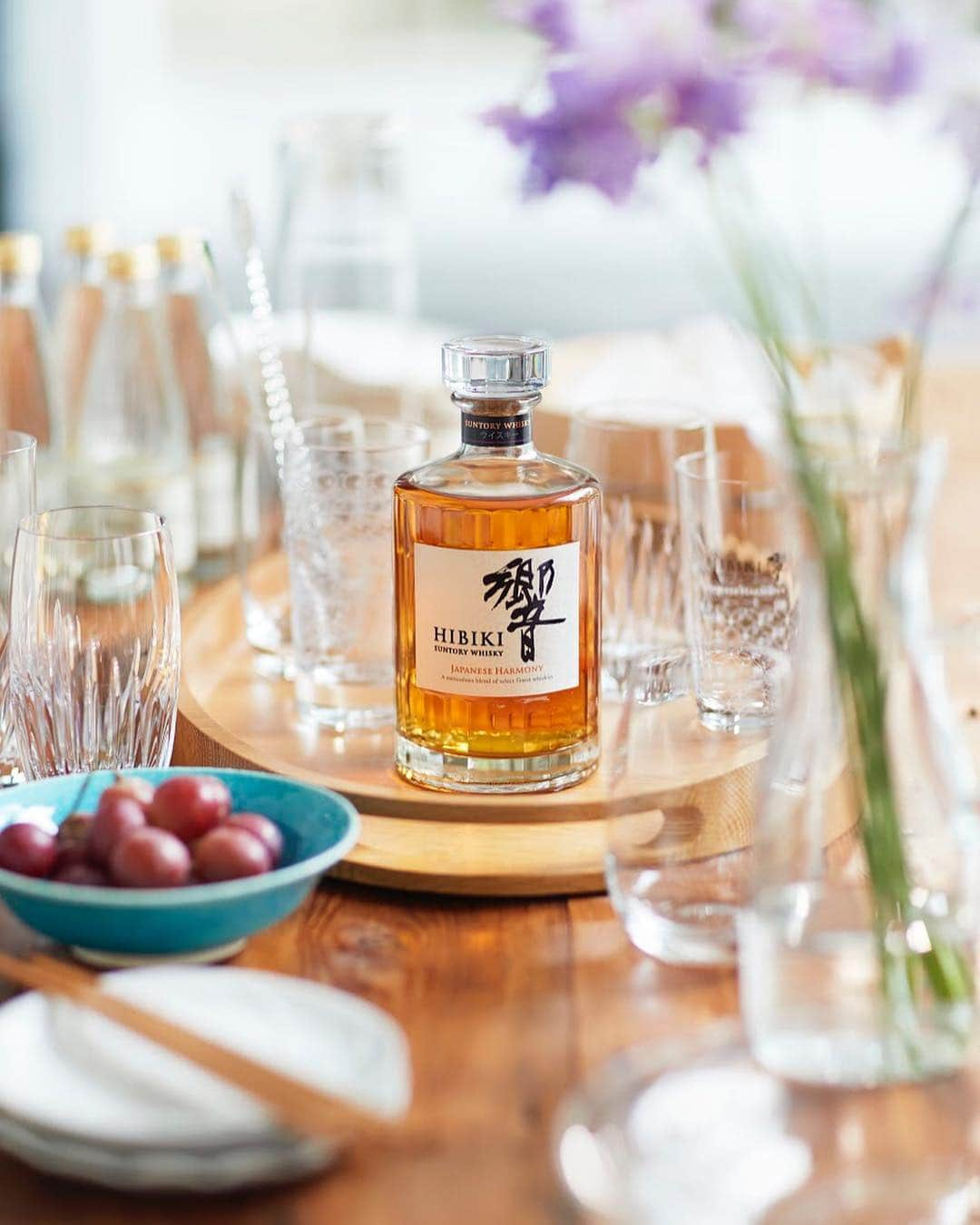 響 | SUNTORY WHISKY HIBIKIさんのインスタグラム写真 - (響 | SUNTORY WHISKY HIBIKIInstagram)「. HIBIKI TIME 心地よい陽が降り注ぐ、初夏の午後 Relax in the pleasant sunlight of the early summer afternoon.  #響 #hibiki #響時間 #二十四節気 #立夏 #夏 #初夏 #garden #room #withnature #homeparty」5月5日 18時02分 - suntorywhisky_hibiki