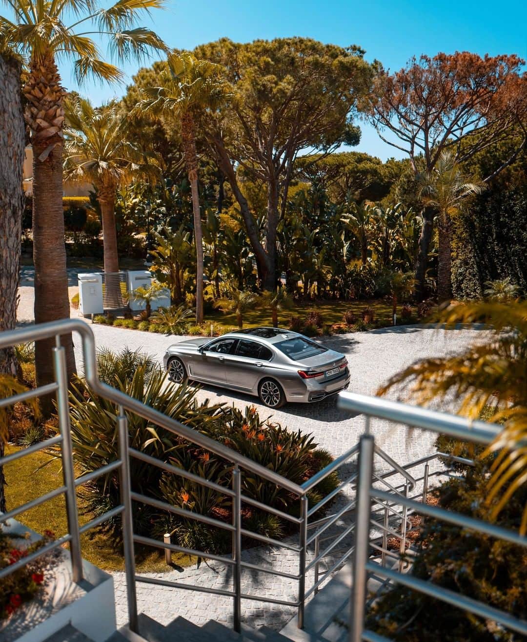 BMWのインスタグラム：「High life on four wheels. THE 7. #THE7 #BMW #7Series __ BMW 745Le xDrive Sedan: Energy consumption in kWh/100 km (combined): 16.3 - 15.8. Fuel consumption in l/100 km (combined): 2.6 - 2.3. CO2 emissions in g/km (combined): 59 - 52, exhaust standard EU6d-TEMP. The values of fuel consumptions, CO2 emissions and energy consumptions shown were determined according to the European Regulation (EC) 715/2007 in the version applicable at the time of type approval. The figures refer to a vehicle with basic configuration in Germany and the range shown considers optional equipment and the different size of wheels and tires available on the selected model. The values of the vehicles are already based on the new WLTP regulation and are translated back into NEDC-equivalent values in order to ensure the comparison between the vehicles. [With respect to these vehicles, for vehicle related taxes or other duties based (at least inter alia) on CO2-emissions the CO2 values may differ to the values stated here.] The CO2 efficiency specifications are determined according to Directive 1999/94/EC and the European Regulation in its current version applicable. The values shown are based on the fuel consumption, CO2 values and energy consumptions according to the NEDC cycle for the classification. For further information about the official fuel consumption and the specific CO2 emission of new passenger cars can be taken out of the „handbook of fuel consumption, the CO2 emission and power consumption of new passenger cars“, which is available at all selling points and at https://www.dat.de/angebote/verlagsprodukte/leitfaden-kraftstoffverbrauch.html.」