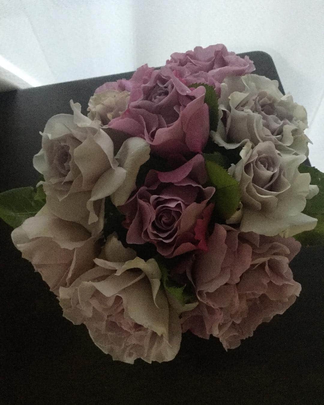 柴田淳さんのインスタグラム写真 - (柴田淳Instagram)「眠れないからブーケ作った💐 おかーちゃん、喜ぶかなぁ🤪 部屋が暗くて色がうまく写らない💦 結局外で😁 #rose #mygarden #薔薇」5月6日 5時00分 - shibatajun_official