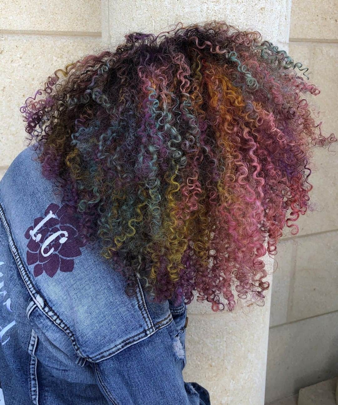 CosmoProf Beautyさんのインスタグラム写真 - (CosmoProf BeautyInstagram)「#ExclusiveTip by Artistic Team member @leysahairandmakeup on applying color to #CurlyHair➰ ✨ When you pick colors for curly hair, choose wisely on the placement pattern you are following to compliment the movement and closeness of the curls and to avoid a blocky or patchy appearance. ✨ Also, curly hair doesn’t reflect light as much as straight hair, so I prefer to do pastel tones on curly hair to avoid the color appearing too dark. Because of this, when mixing fashion colors like in the picture, I like to mix with @Olaplex No. 2 to create that beautiful pastel tone, have easier and more even saturation of color, and to treat the hair during the coloring process.  #cosmoprofbeauty #licensedtocreate #haireducation #curlyhaireducation #curleducation #naturalhair #naturalhairstylist #colorfulcurls」5月6日 5時00分 - cosmoprofbeauty